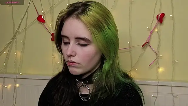 Snapshot of PortiaHedge chatting on October 18, 2025, 6:52 pm PortiaHedge online show from October 18, 2025, 6:52 pm