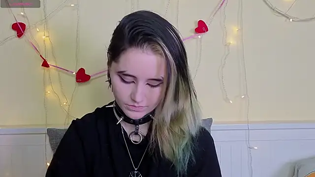 Snapshot of PortiaHedge chatting on November 8, 2025, 6:18 pm PortiaHedge online show from November 8, 2025, 6:18 pm