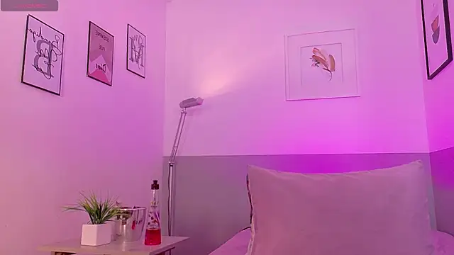 cutepetitee online show from April 23, 2026, 7:38 pm