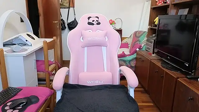 Snapshot of DragonflyExhib chatting on April 2, 2026, 7:50 am DragonflyExhib online show from April 2, 2026, 7:50 am