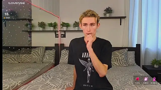 Snapshot of tommy_XXX chatting on October 15, 2025, 4:34 am tommy XXX online show from October 15, 2025, 4:34 am