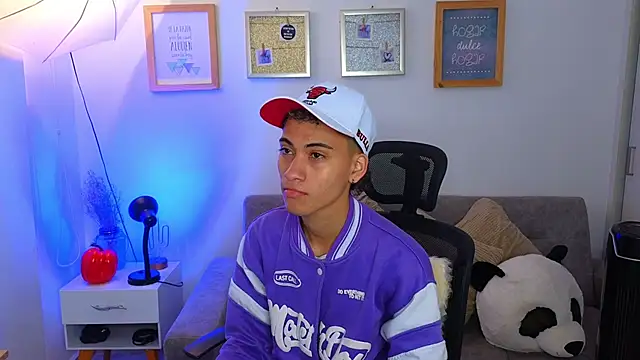 yulian vasquez online show from November 11, 2025, 12:16 pm