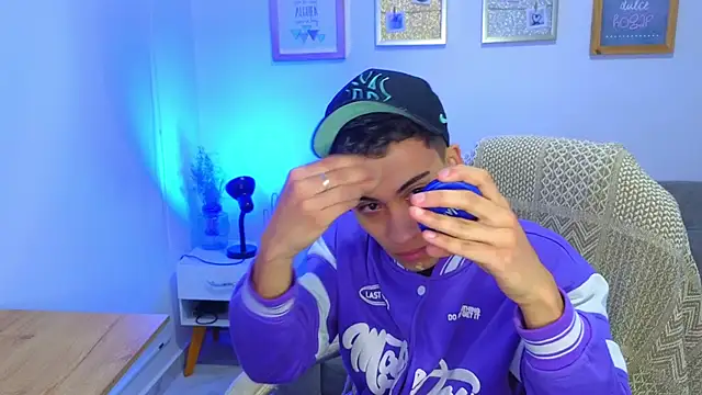 yulian vasquez online show from December 2, 2025, 12:21 pm