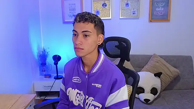 yulian vasquez online show from December 17, 2025, 12:44 pm