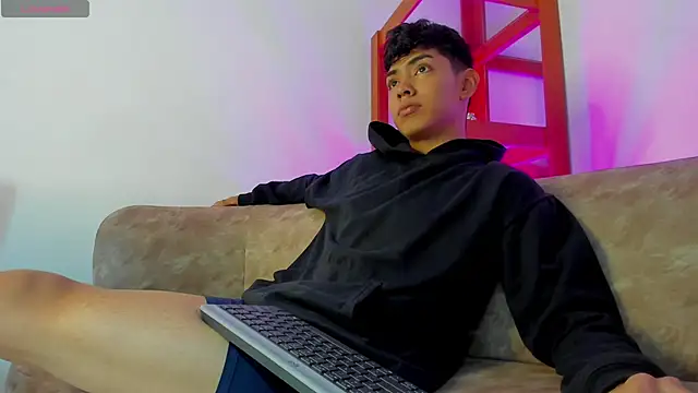 LoganTwink18 online show from December 19, 2025, 1:40 pm