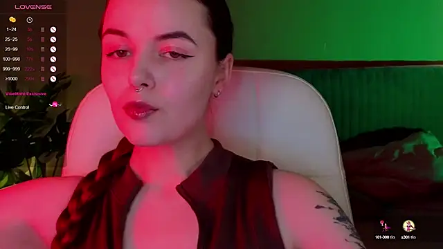 Snapshot of BellaDevile_ chatting on October 5, 2025, 7:28 am BellaDevile  online show from October 5, 2025, 7:28 am