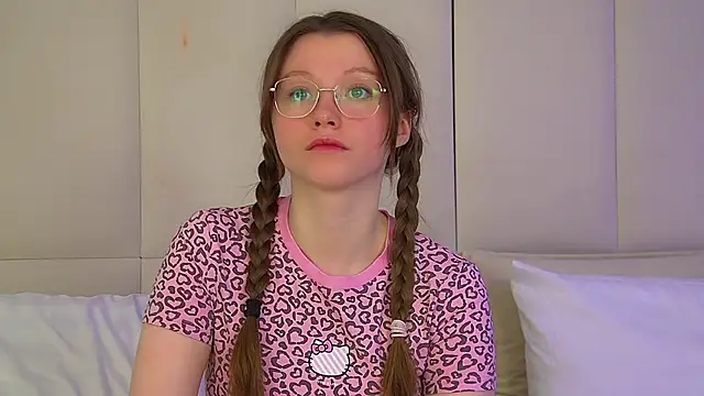 KeiraAsti online show from November 26, 2025, 6:09 pm