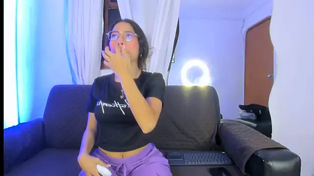 Snapshot of Akira_Hime chatting on October 19, 2025, 2:45 am Akira Hime online show from October 19, 2025, 2:45 am