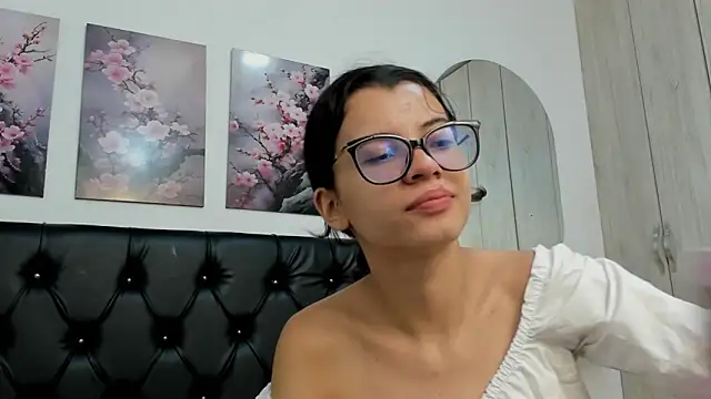 pinky f00x online show from June 19, 2026, 7:28 pm