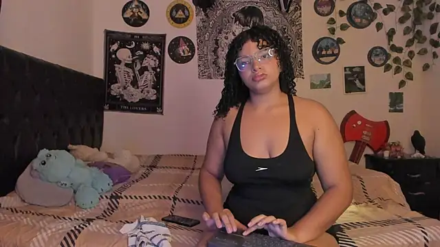 chloe kisses online show from October 3, 2025, 11:07 am