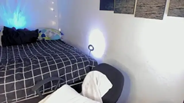 chloe kisses online show from April 24, 2026, 11:45 am