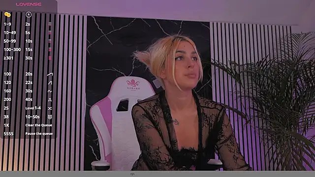 daisyblushh online show from November 10, 2025, 7:35 pm