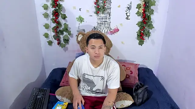 Snapshot of NataliaAndJulliam chatting on October 17, 2025, 7:11 am NataliaAndJulliam online show from October 17, 2025, 7:11 am