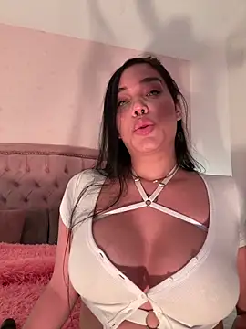 Snapshot of Bella__Wood chatting on September 21, 2025, 7:15 pm Bella  Wood online show from September 21, 2025, 7:15 pm