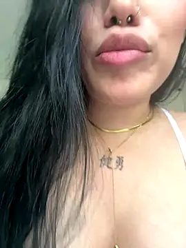 Snapshot of Bella__Wood chatting on September 28, 2025, 5:51 pm Bella  Wood online show from September 28, 2025, 5:51 pm