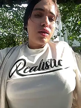 Snapshot of Bella__Wood chatting on October 6, 2025, 8:50 pm Bella  Wood online show from October 6, 2025, 8:50 pm