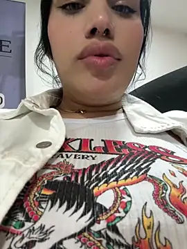 Snapshot of Bella__Wood chatting on October 10, 2025, 7:57 pm Bella  Wood online show from October 10, 2025, 7:57 pm