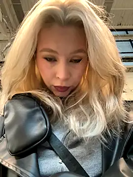 Snapshot of Cum_girlss chatting on October 17, 2025, 4:59 am Cum girlss online show from October 17, 2025, 4:59 am