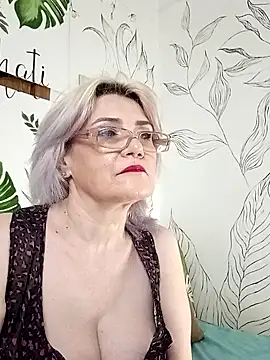 Catty Lady online show from August 5, 2026, 7:28 pm
