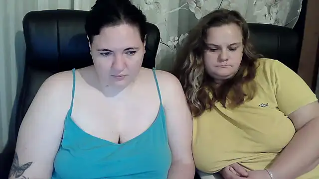 HollyXEva online show from September 17, 2025, 8:32 pm