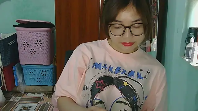 Snapshot of Uhem112 chatting on October 6, 2025, 12:41 am Uhem112 online show from October 6, 2025, 12:41 am