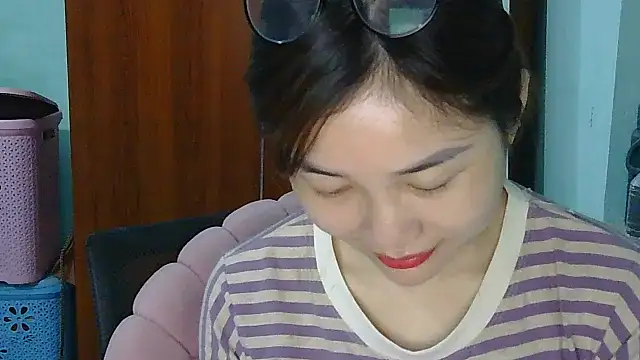 Snapshot of Uhem112 chatting on October 7, 2025, 12:52 am Uhem112 online show from October 7, 2025, 12:52 am