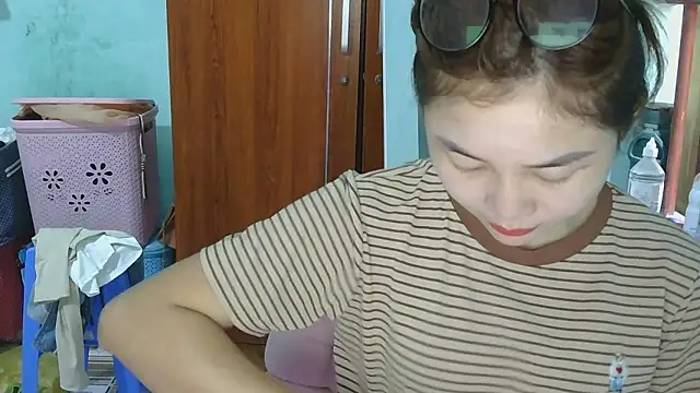 Snapshot of Uhem112 chatting on October 14, 2025, 12:22 am Uhem112 online show from October 14, 2025, 12:22 am