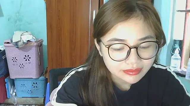 Snapshot of Uhem112 chatting on October 15, 2025, 12:55 am Uhem112 online show from October 15, 2025, 12:55 am