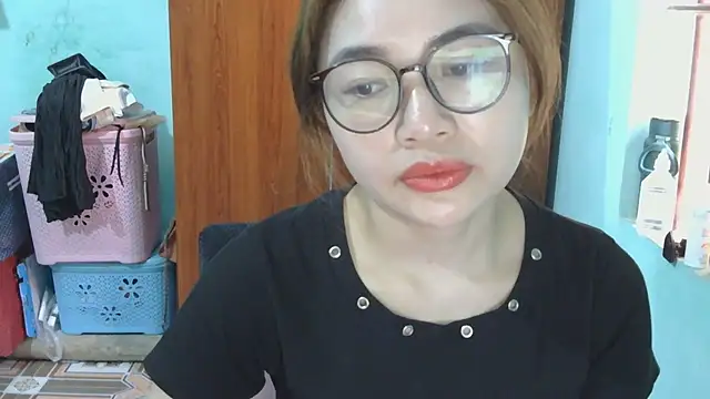 Snapshot of Uhem112 chatting on October 17, 2025, 12:47 am Uhem112 online show from October 17, 2025, 12:47 am