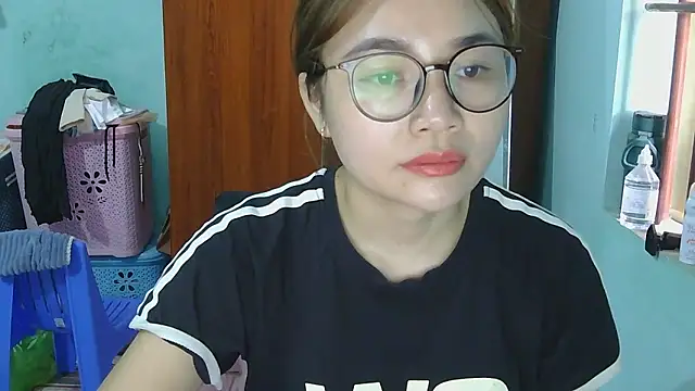 Snapshot of Uhem112 chatting on October 18, 2025, 1:52 am Uhem112 online show from October 18, 2025, 1:52 am