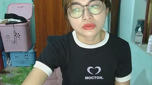 Snapshot of Uhem112 chatting on October 20, 2025, 1:06 am Uhem112 online show from October 20, 2025, 1:06 am