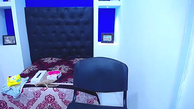 Snapshot of LauraMossart chatting on November 14, 2025, 11:13 pm LauraMossart online show from November 14, 2025, 11:13 pm