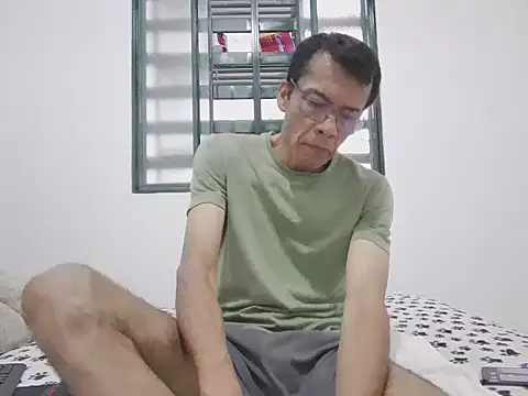 skinnylatino51 online show from September 18, 2025, 12:40 pm