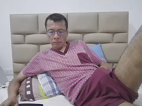 skinnylatino51 online show from November 1, 2025, 12:23 am