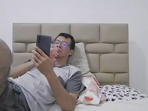 Snapshot of skinnylatino51 chatting on February 14, 2026, 1:35 am skinnylatino51 online show from February 14, 2026, 1:35 am