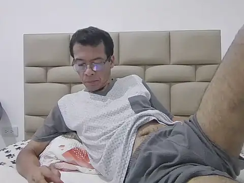 Snapshot of skinnylatino51 chatting on February 18, 2026, 12:50 am skinnylatino51 online show from February 18, 2026, 12:50 am