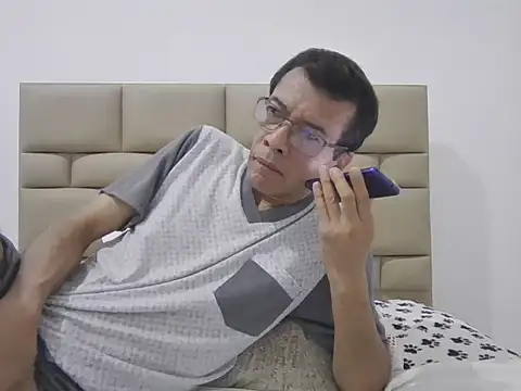 Snapshot of skinnylatino51 chatting on February 19, 2026, 1:34 am skinnylatino51 online show from February 19, 2026, 1:34 am