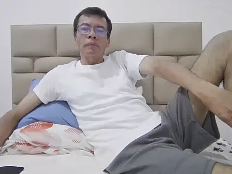 Snapshot of skinnylatino51 chatting on February 25, 2026, 12:42 am skinnylatino51 online show from February 25, 2026, 12:42 am