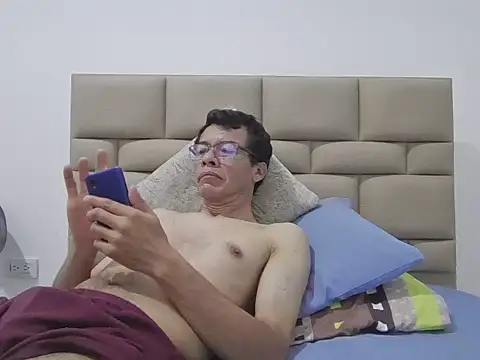 Snapshot of skinnylatino51 chatting on March 14, 2026, 12:39 am skinnylatino51 online show from March 14, 2026, 12:39 am