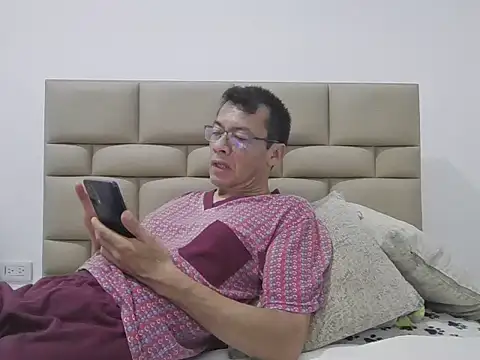 Snapshot of skinnylatino51 chatting on March 29, 2026, 12:54 am skinnylatino51 online show from March 29, 2026, 12:54 am