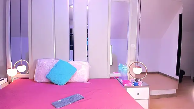 EmmaWilliam1 online show from September 30, 2025, 5:45 am