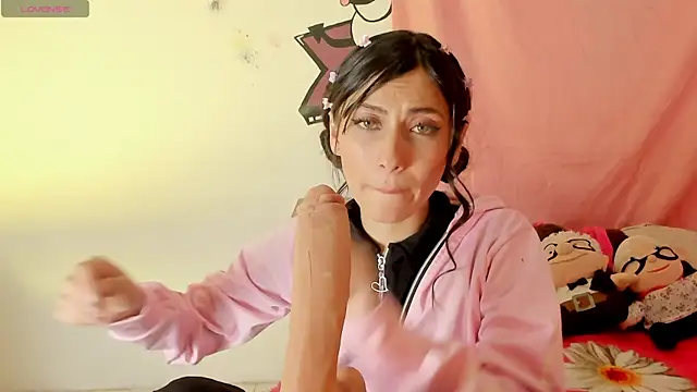 Alanaloiiss  online show from November 8, 2025, 4:12 am