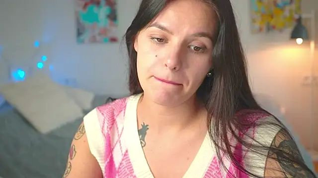 EwelynScott online show from October 14, 2025, 1:34 pm