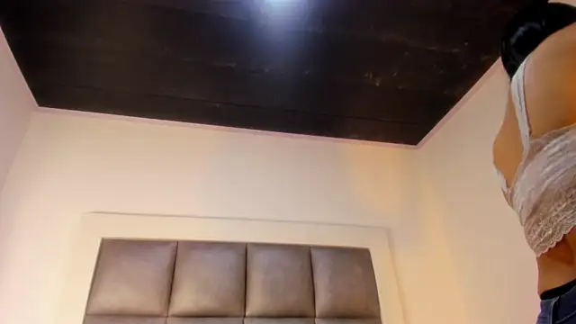 Mia lopez   online show from September 23, 2025, 1:03 pm