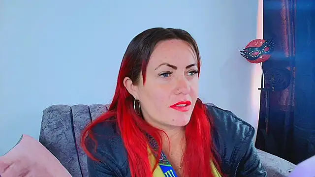 carolinhe  online show from October 8, 2025, 7:22 pm