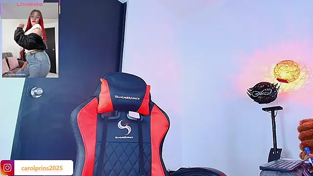 carolinhe  online show from November 7, 2025, 7:58 pm