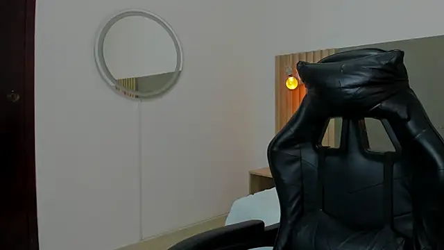 carlina 15 online show from March 13, 2026, 12:23 pm