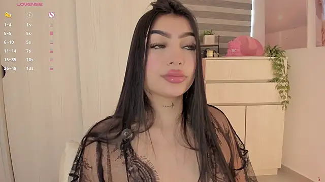 EmmyKenner online show from November 10, 2025, 1:43 pm