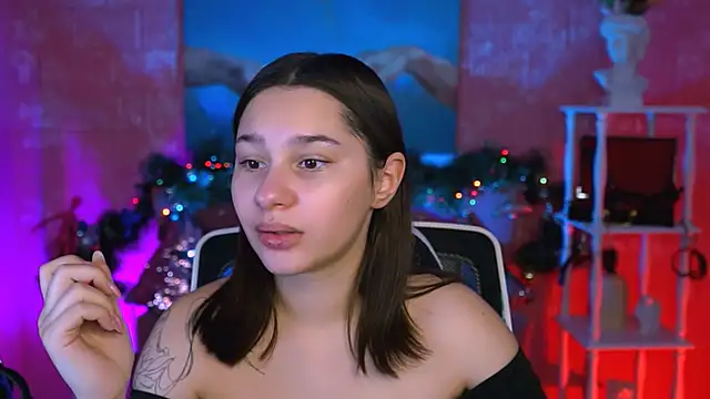 KimClarks  online show from December 17, 2025, 12:33 pm