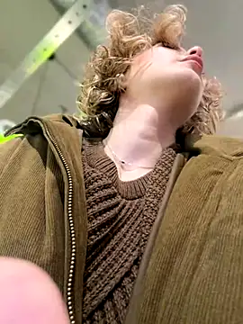 KellyKeler online show from November 17, 2025, 12:22 pm